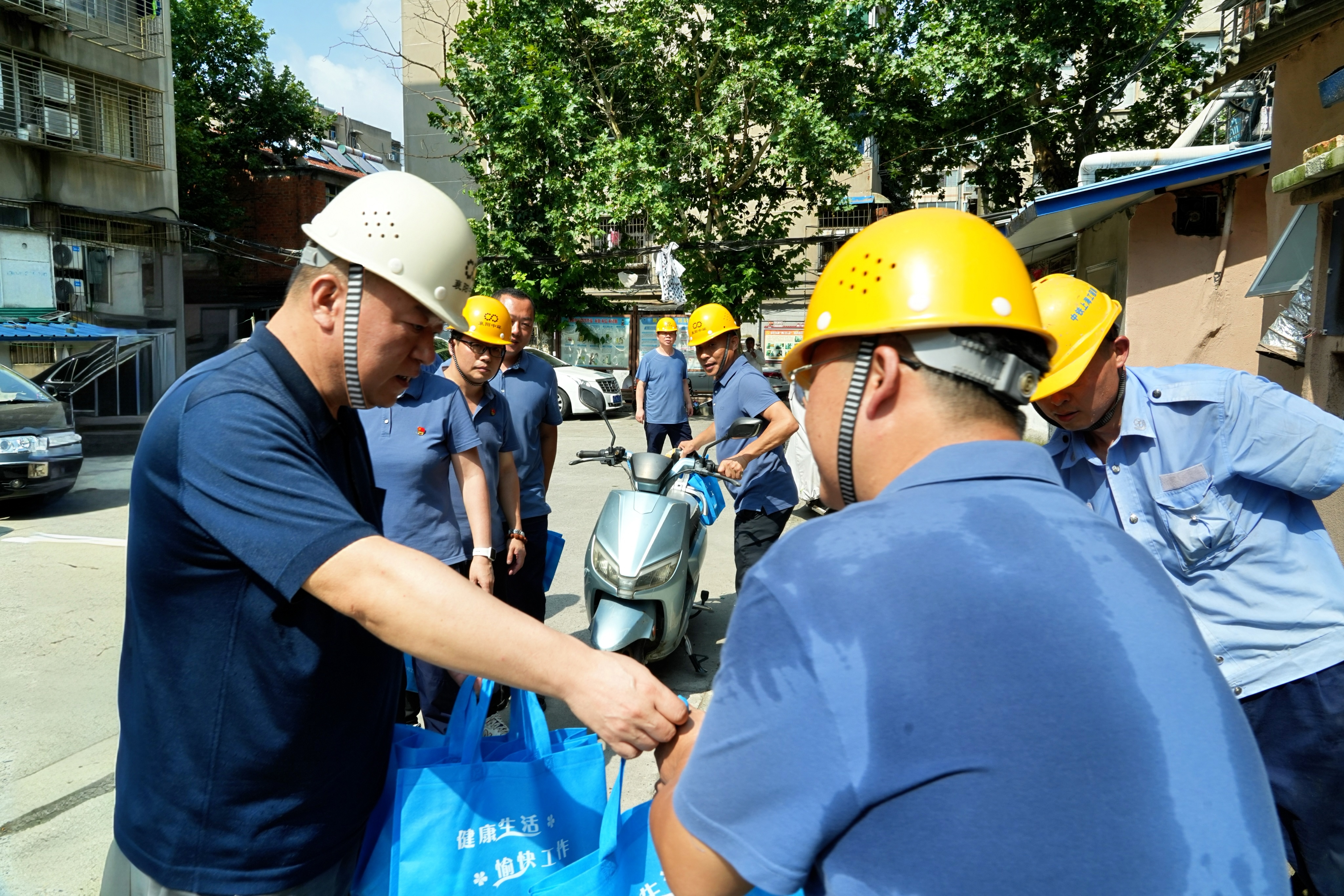 高溫下你在堅(jiān)守  酷暑里我送清涼  ——襄陽(yáng)中環(huán)水務(wù)有限公司工會(huì)開(kāi)展“送清涼” 慰問(wèn)一線(xiàn)職工活動(dòng)